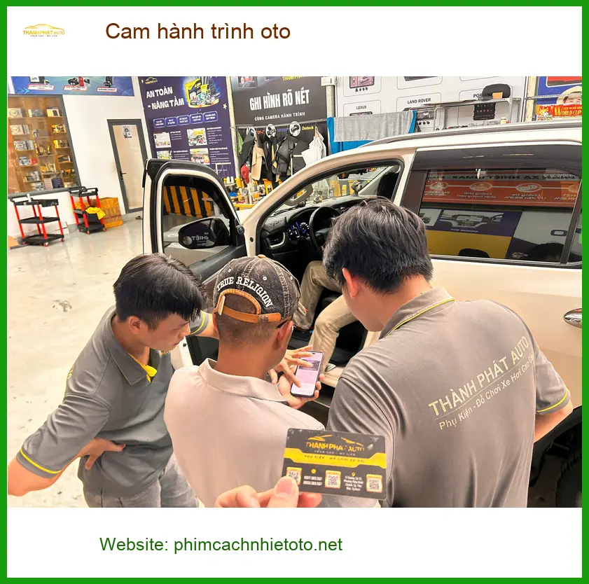 Anh Quang lắp cam hành trình oto cho Honda CRV tại Quận 2 để an tâm lái xe đường dài