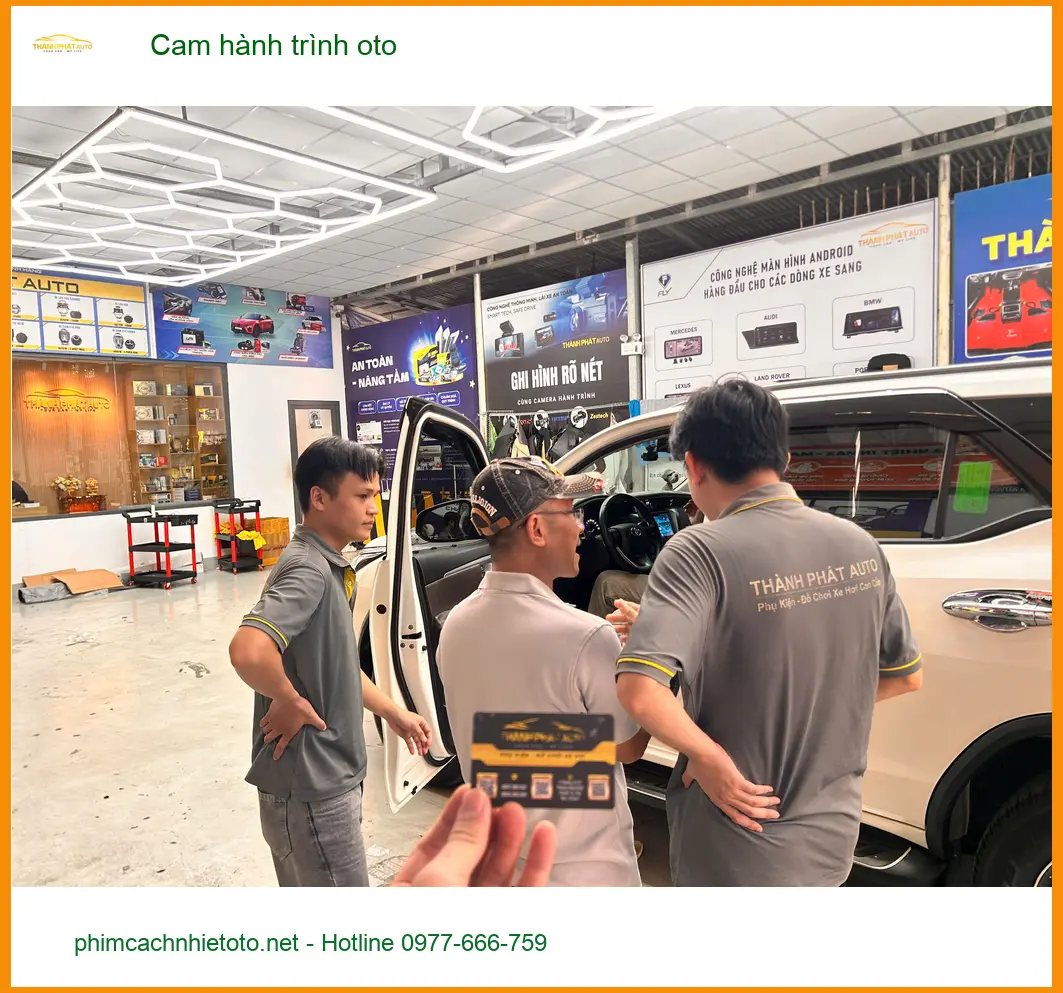 Anh Quang lắp cam hành trình oto cho Honda CRV tại Quận 2 để an tâm lái xe đường dài ảnh thực tế 3