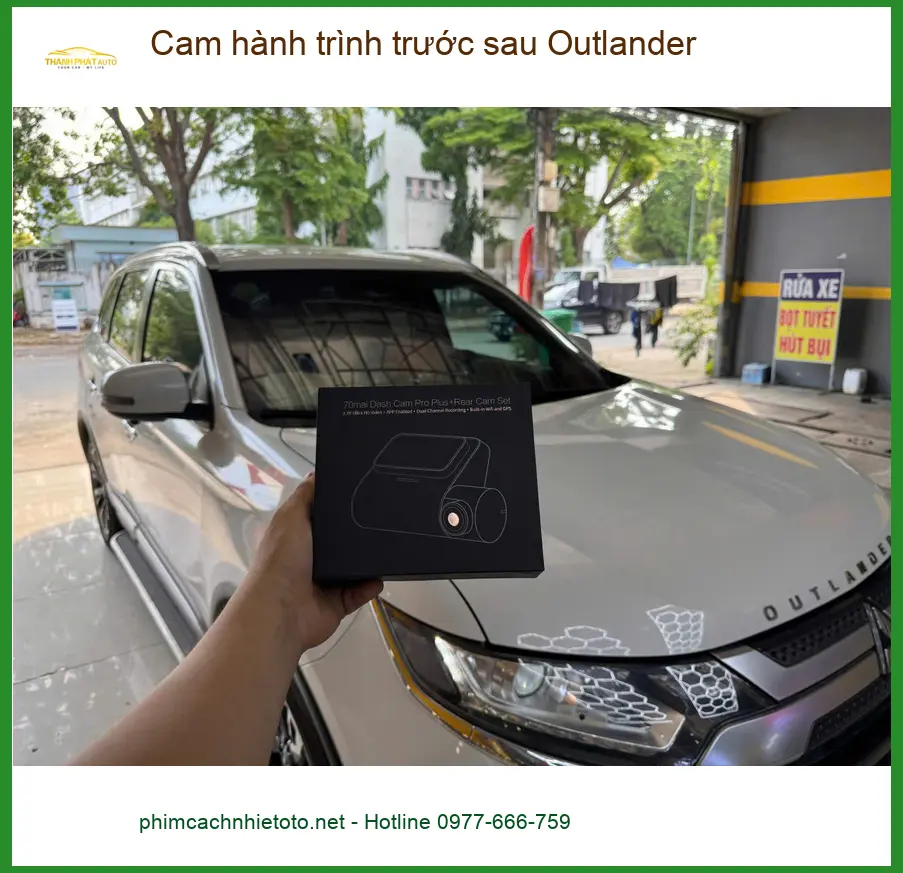 Chị Yến lắp cam hành trình trước sau Outlander ở Quận 10 an toàn hơn.