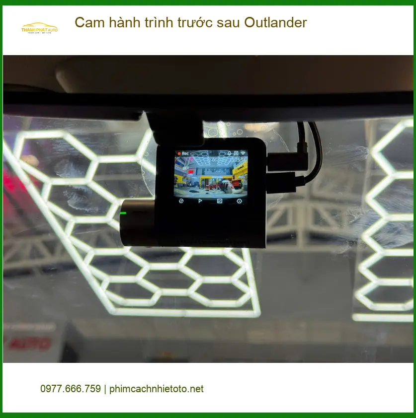 Chú Quang lắp cam hành trình trước sau Outlander tại Quận 8 sau vụ va chạm nhỏ