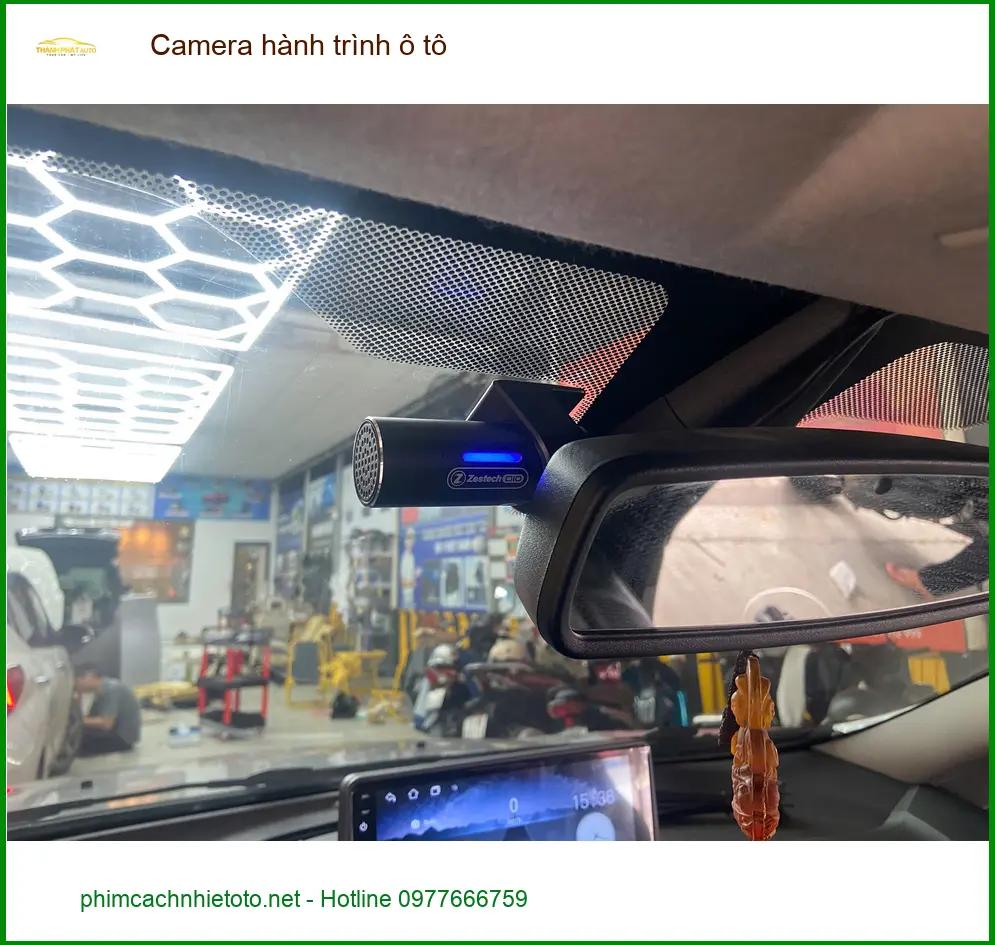 Chị Thanh lắp Camera hành trình ô tô cho Mazda 3 tại Quận 5 để bảo vệ xe ảnh thực tế 2