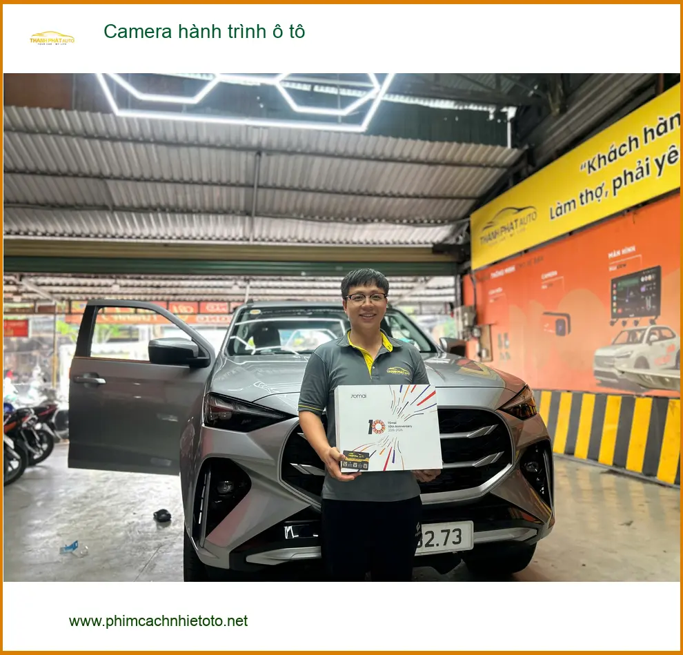 Anh Dũng lắp Camera hành trình ô tô cho Toyota Camry tại Quận 2 để an tâm lái xe ảnh thực tế 2