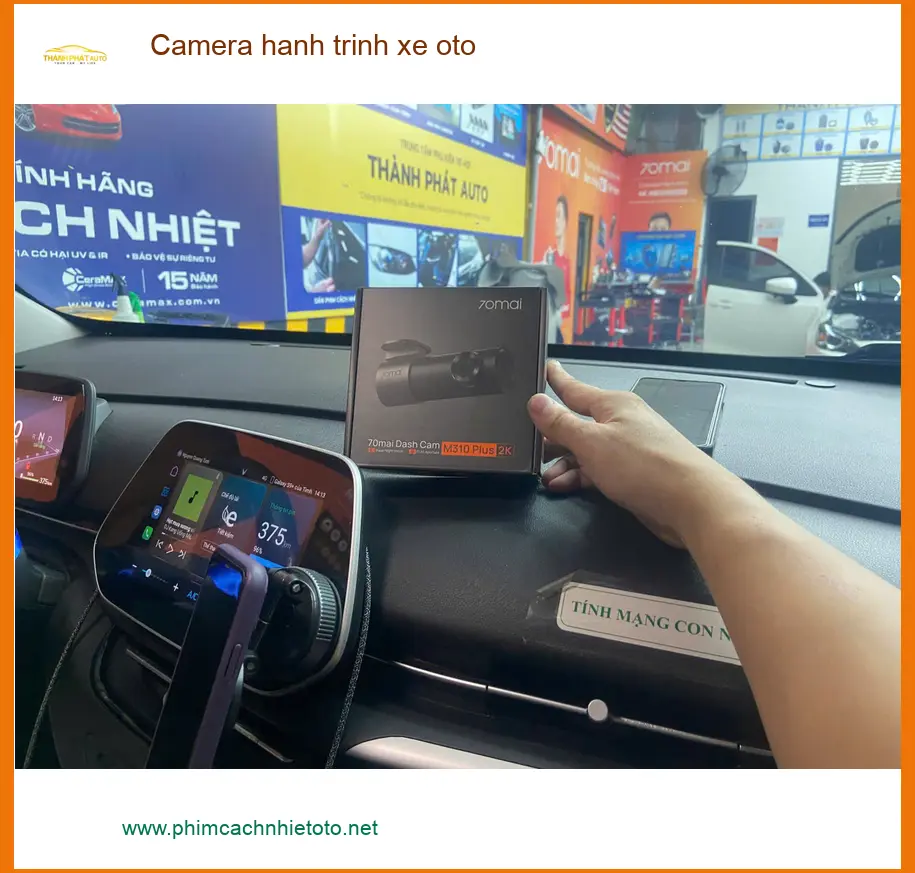 Chị Thảo lắp camera hành trình xe Hyundai Santa Fe tại Quận 2 an toàn hơn