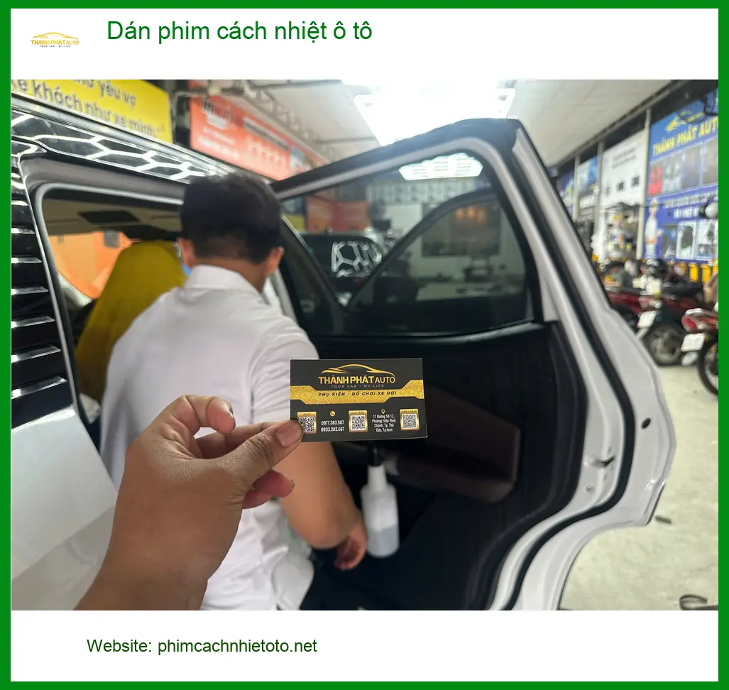 Anh Đức Anh dán phim cách nhiệt ô tô Hyundai Santa Fe tại Quận 1 chống nóng hiệu quả