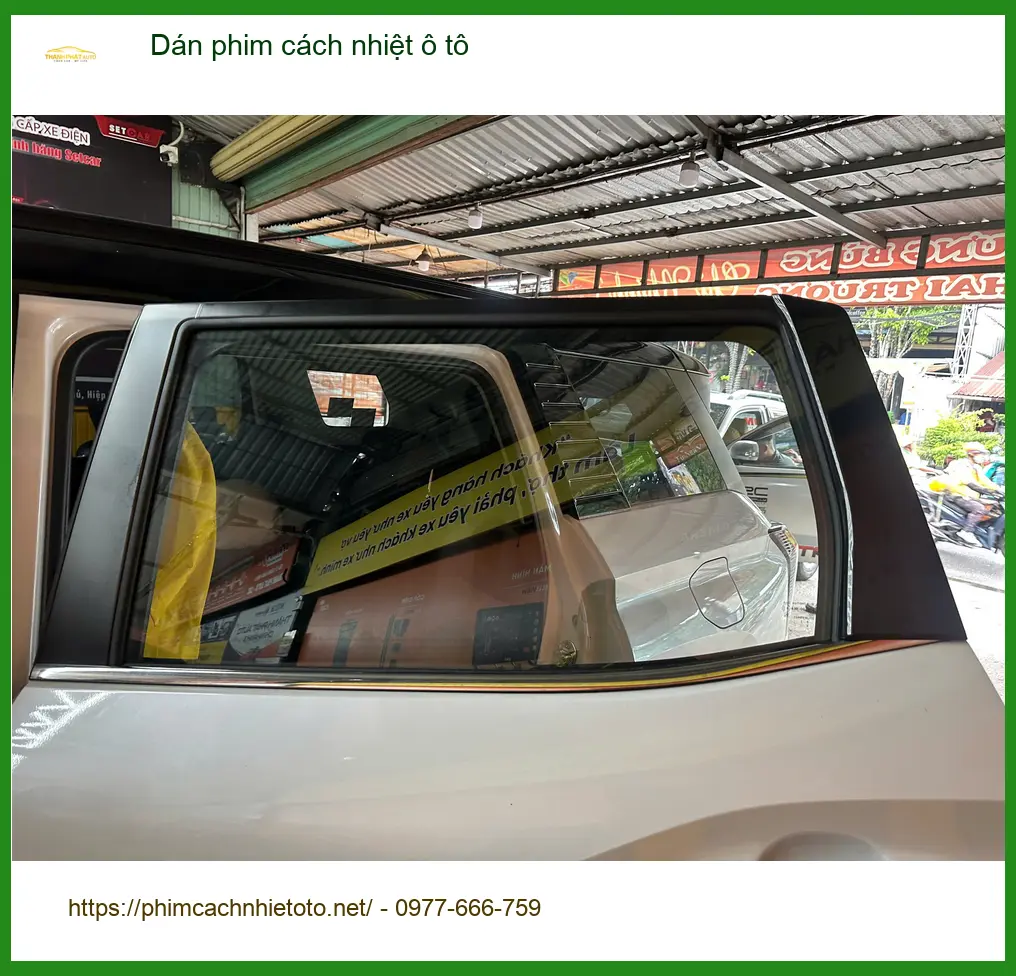 Anh Tùng dán phim cách nhiệt ô tô Hyundai Santa Fe tại Quận 9 để chống nóng hiệu quả