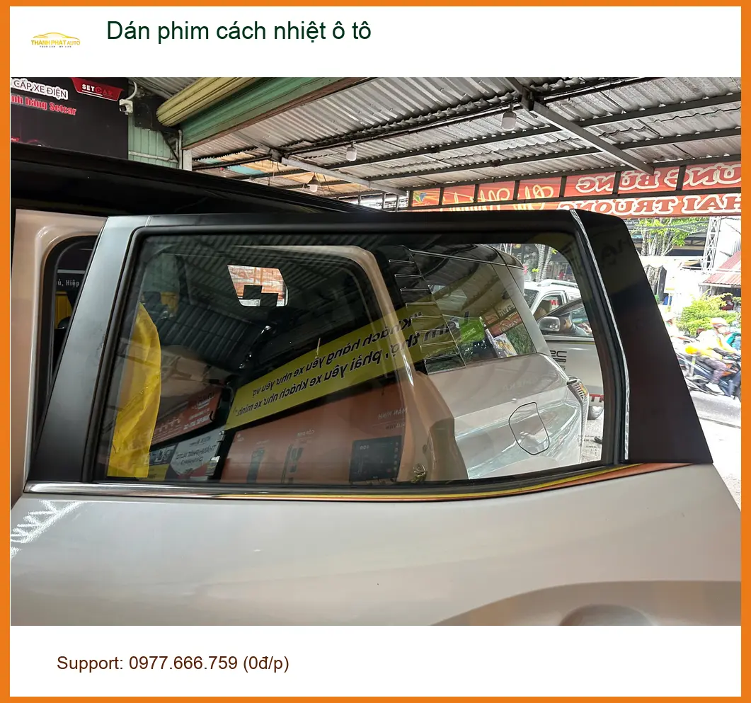 Anh Thành dán phim cách nhiệt ô tô Suzuki Swift tại Quận 8 để chống nóng hiệu quả