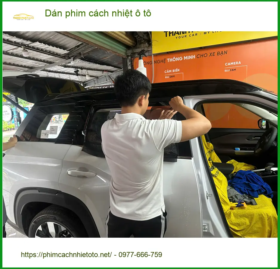 Anh Thành dán phim cách nhiệt ô tô Suzuki Swift tại Quận 8 để chống nóng hiệu quả ảnh thực tế 3