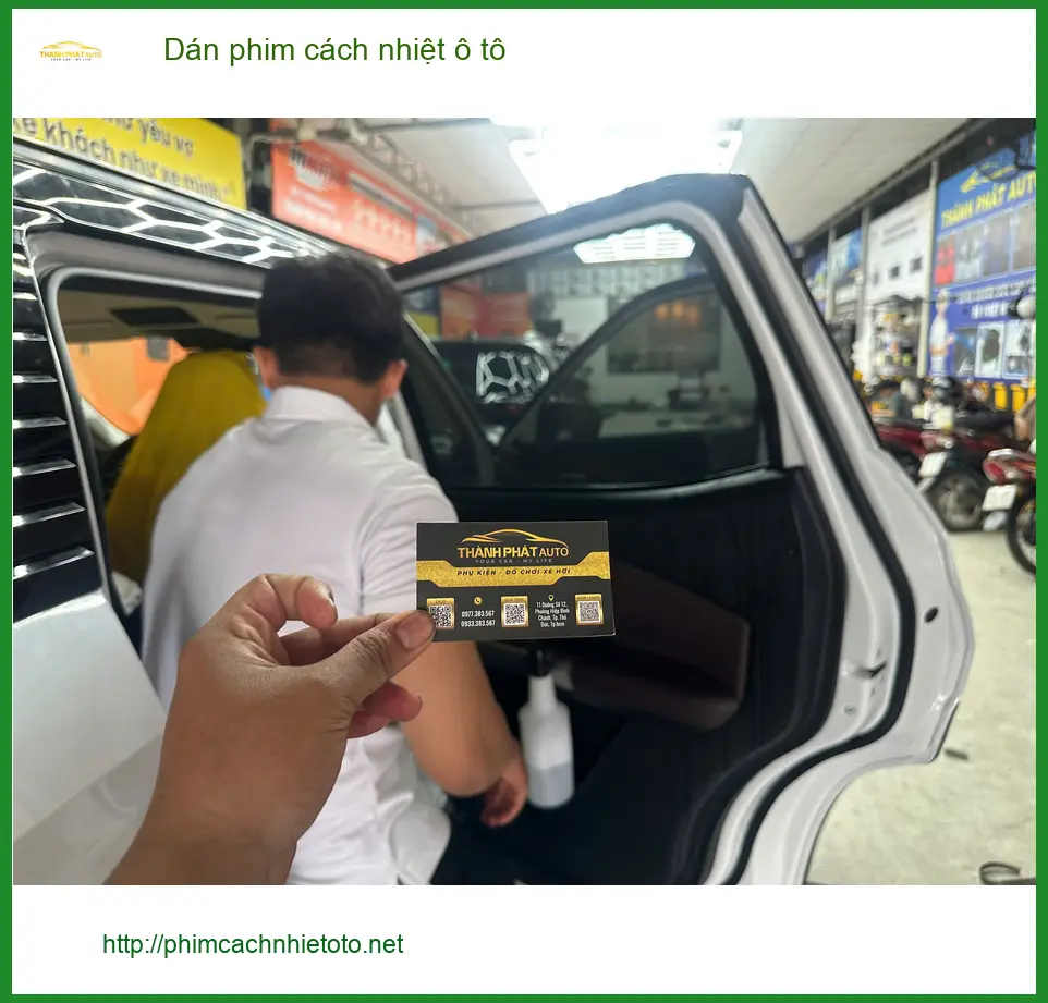 Chị Mai dán phim cách nhiệt ô tô cho Kia Carnival ở Bình Chánh, chống nóng hiệu quả
