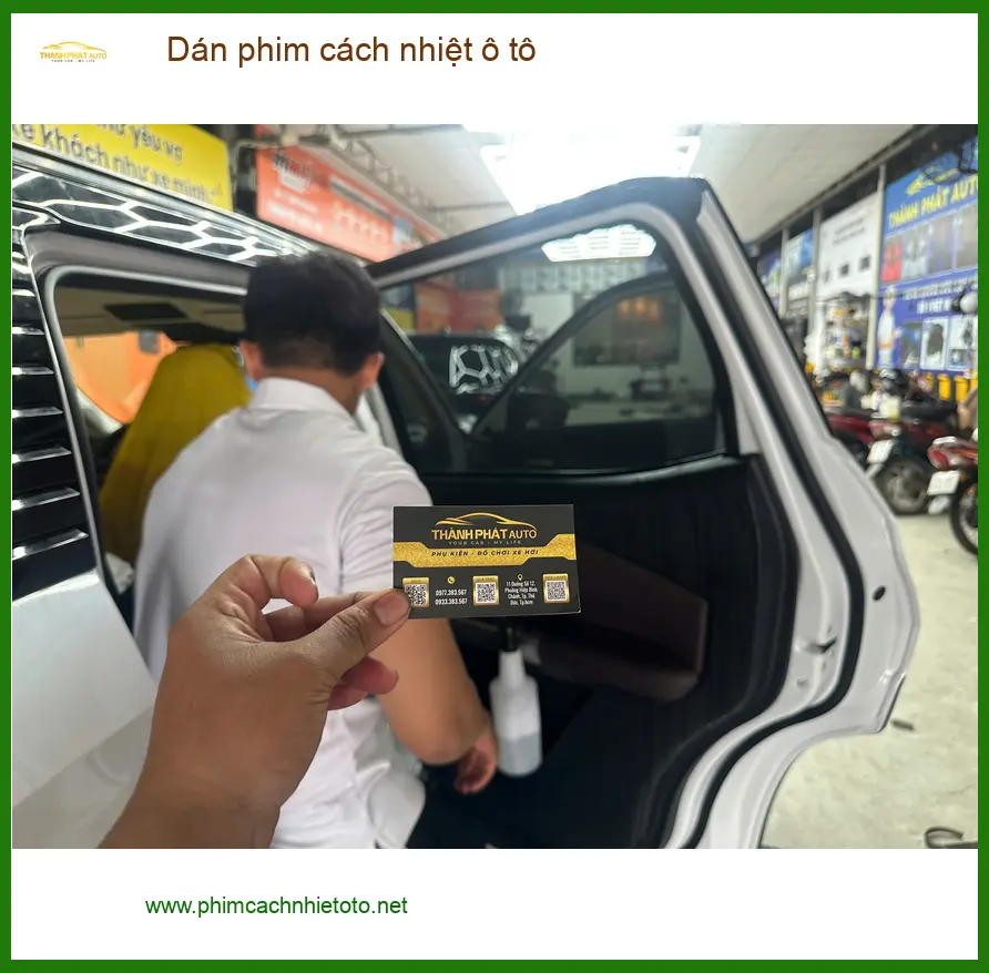 Chị Thảo dán phim cách nhiệt ô tô Hyundai Accent tại Quận 3 vì nắng nóng Sài Gòn gay gắt ảnh thực tế 2