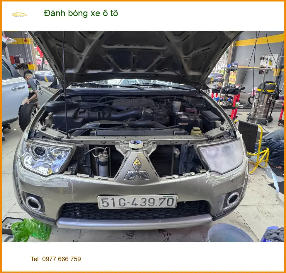 Anh Kiên đánh bóng xe Hyundai Santa Fe tại Quận 6 sau chuyến đi biển dài