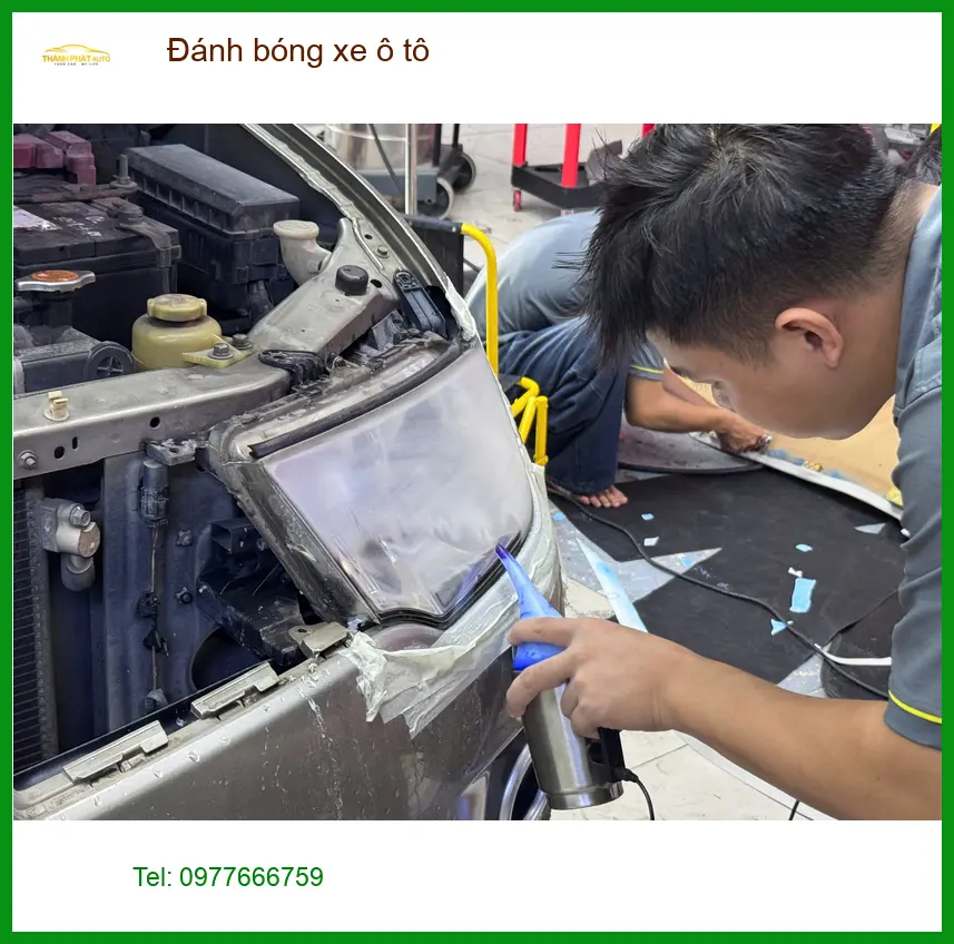 Chị Mai Anh đánh bóng xe Honda CRV tại Quận 12 để loại bỏ vết xước dăm