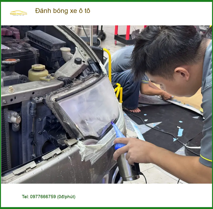 Anh Khang đánh bóng xe Hyundai Creta ở Quận 10 để xe luôn sáng bóng