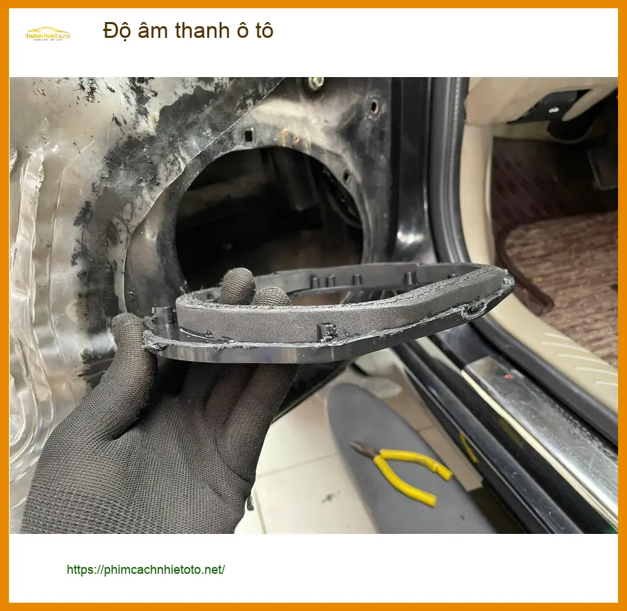 Chị Thảo nâng cấp âm thanh ô tô cho Hyundai Santa Fe tại Quận 7 để nghe nhạc hay hơn