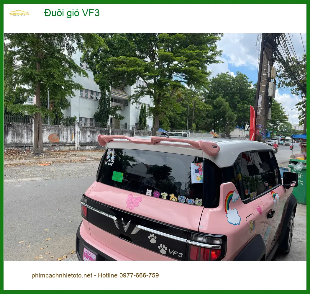 Chị Oanh độ đuôi gió VinFast VF3 tại Quận 5 tạo điểm nhấn độc đáo cho xe