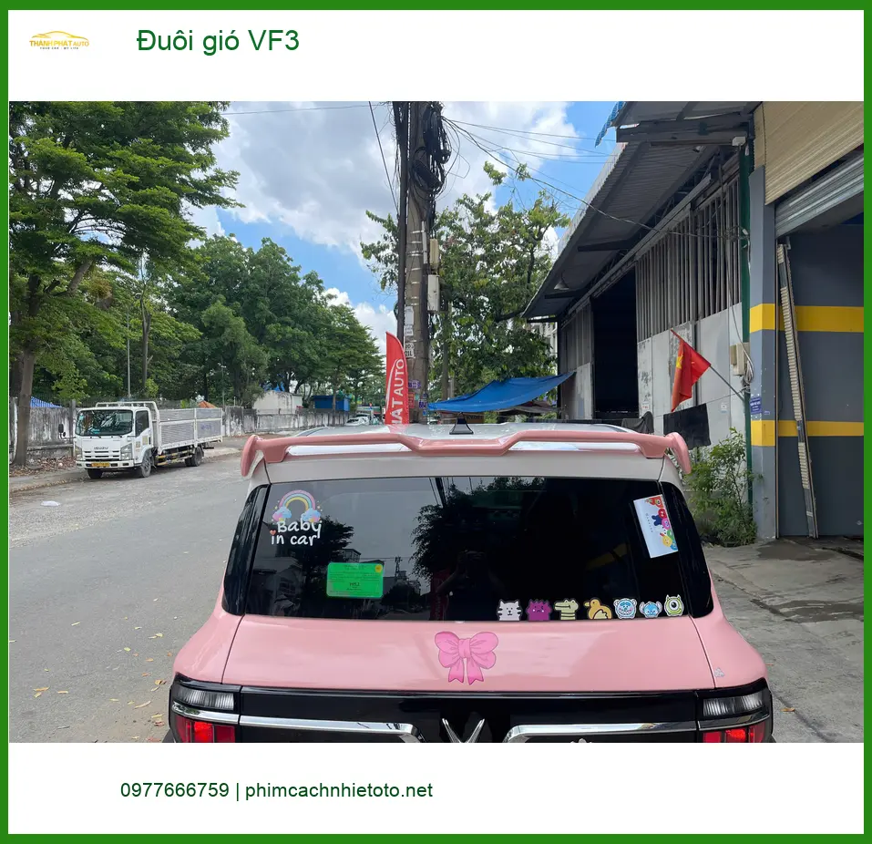 Chị Oanh độ đuôi gió VinFast VF3 tại Quận 5 tạo điểm nhấn độc đáo cho xe ảnh thực tế 2