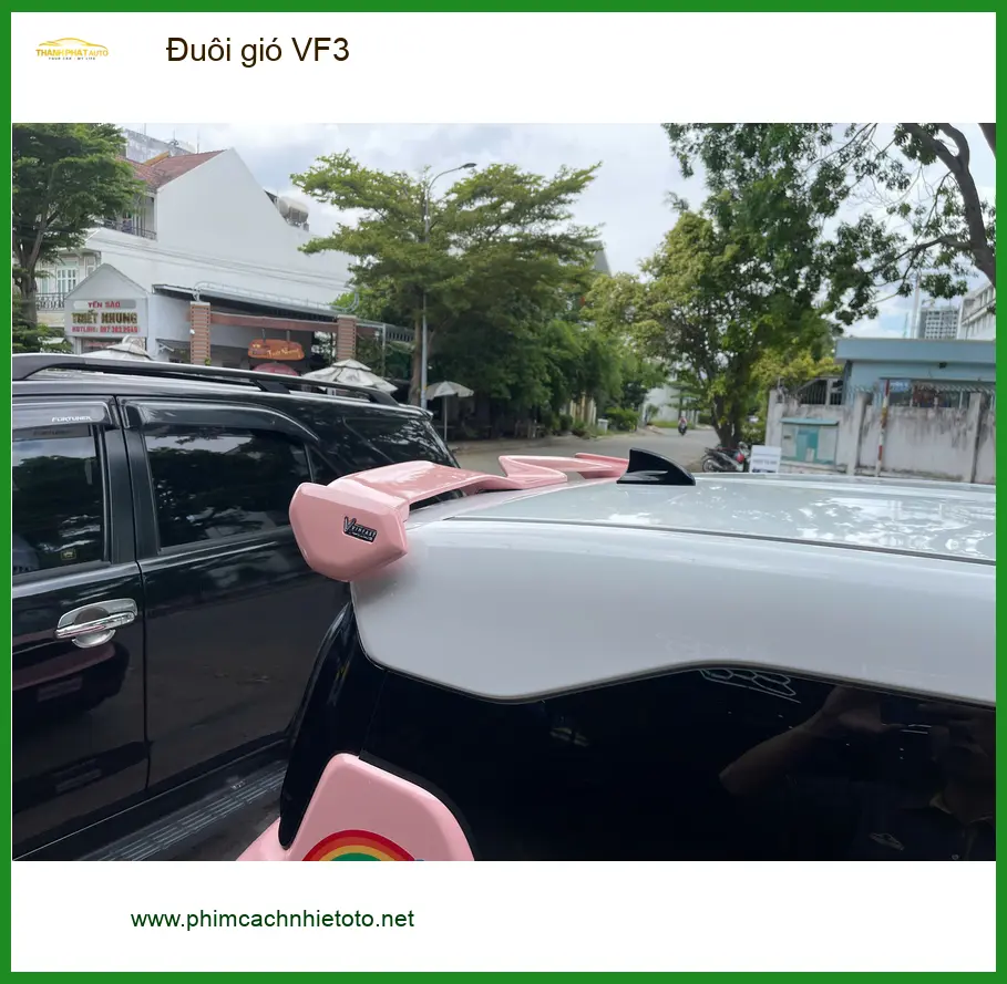 Chị Oanh độ đuôi gió VinFast VF3 tại Quận 5 tạo điểm nhấn độc đáo cho xe ảnh thực tế 3