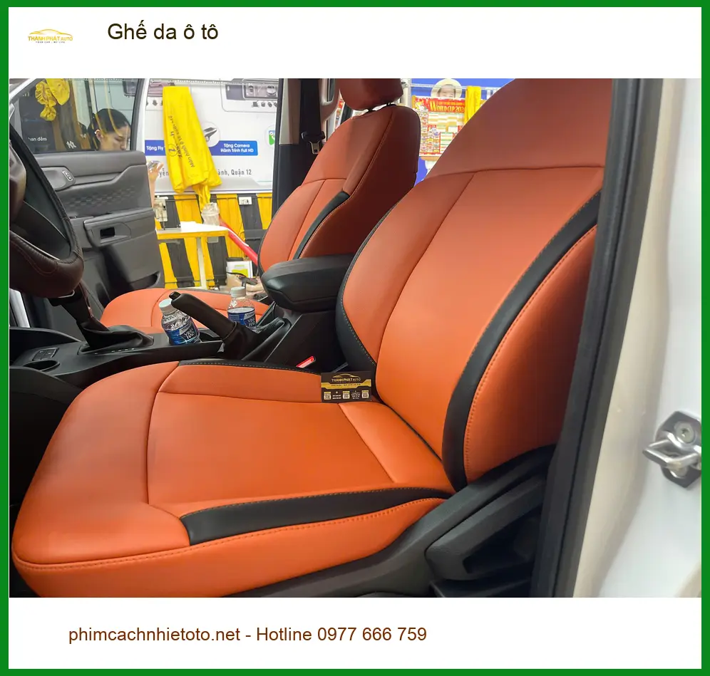Cô Thanh bọc ghế da ô tô Mercedes C200 tại Quận 7 để nội thất sang trọng hơn
