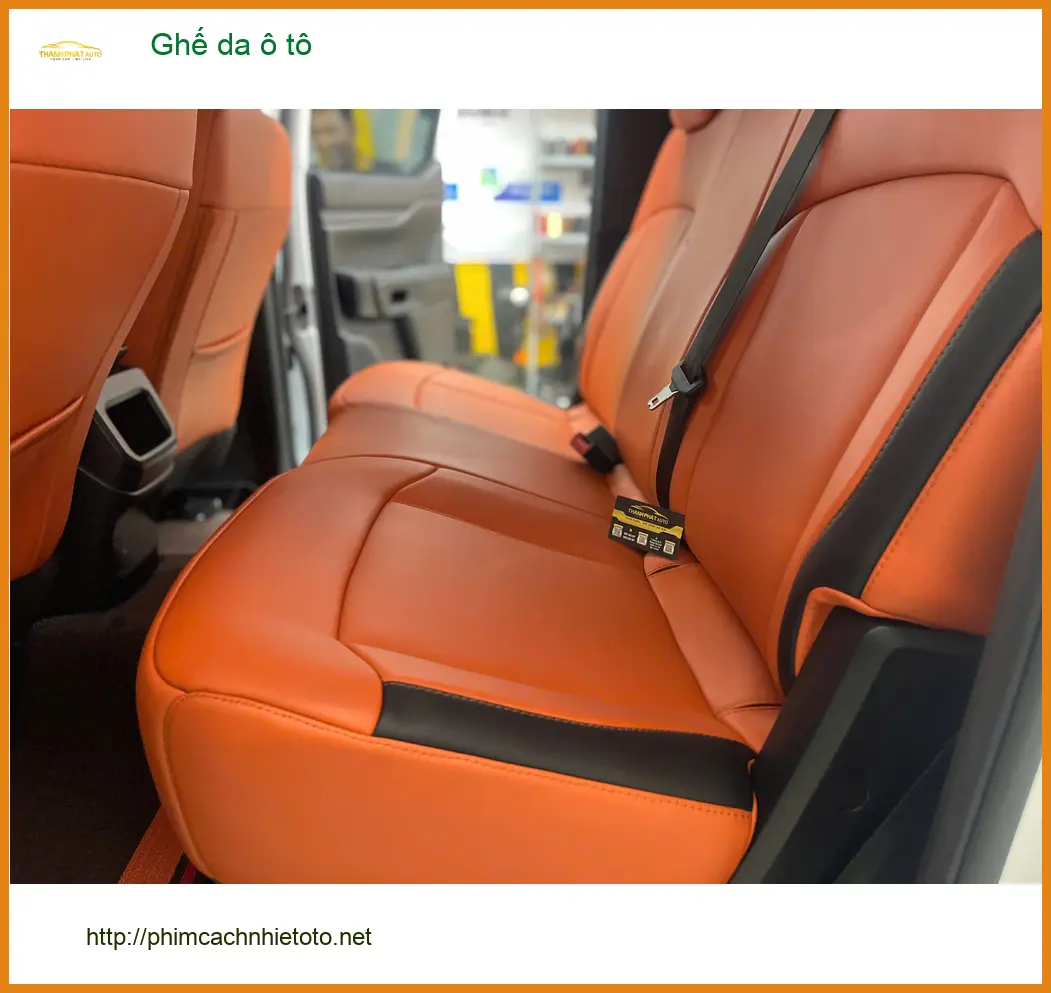 Cô Thanh bọc ghế da ô tô Mercedes C200 tại Quận 7 để nội thất sang trọng hơn ảnh thực tế 5