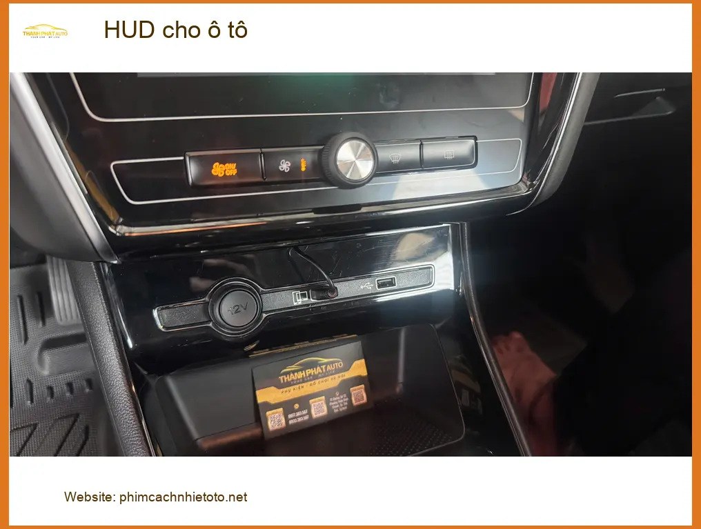 Chị Thư lắp HUD cho Kia Carnival tại Quận 12 để hiển thị tốc độ rõ ràng hơn