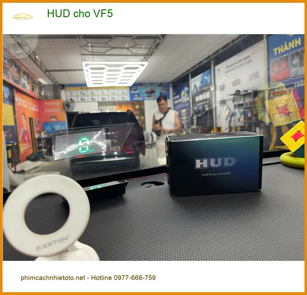 Anh Việt lắp HUD cho VF5 tại Quận Bình Thạnh để hiển thị tốc độ rõ ràng hơn