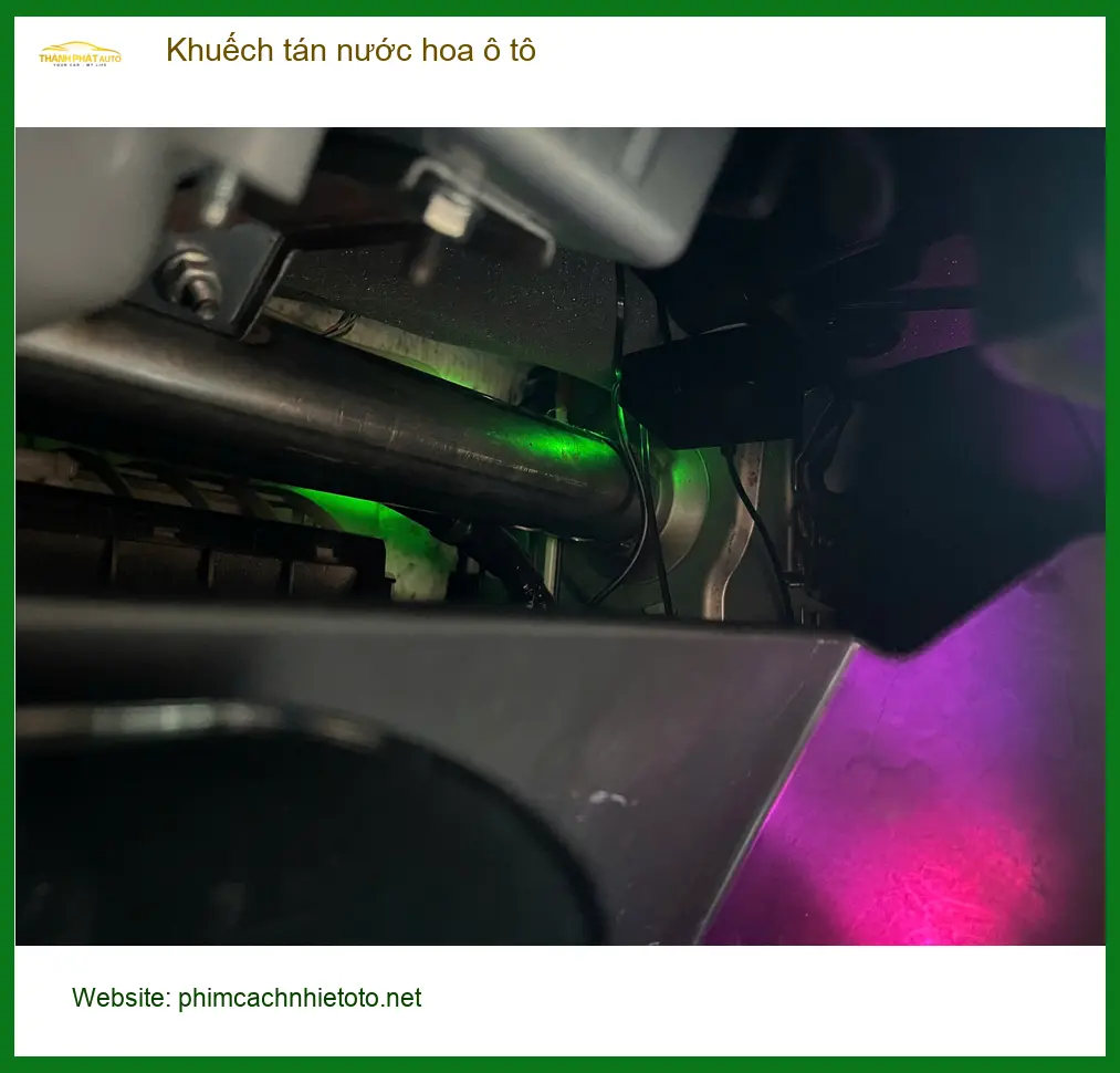 Chị Nguyệt lắp khuếch tán nước hoa ô tô Mitsubishi Outlander tại Quận Phú Nhuận