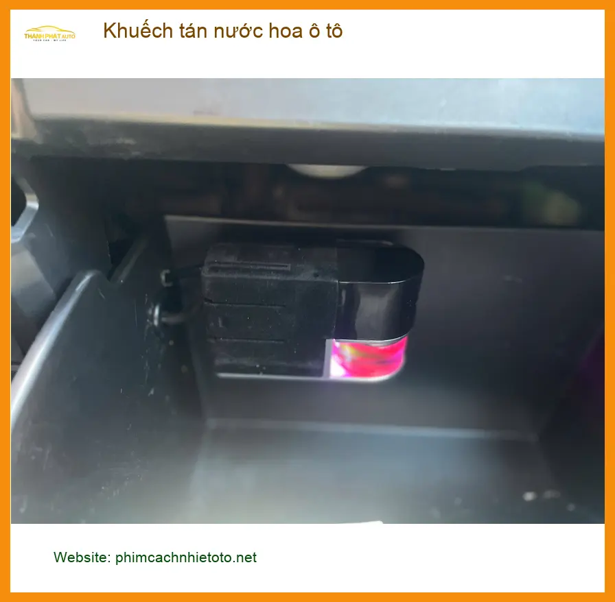 Chị Nguyệt lắp khuếch tán nước hoa ô tô Mitsubishi Outlander tại Quận Phú Nhuận ảnh thực tế 2