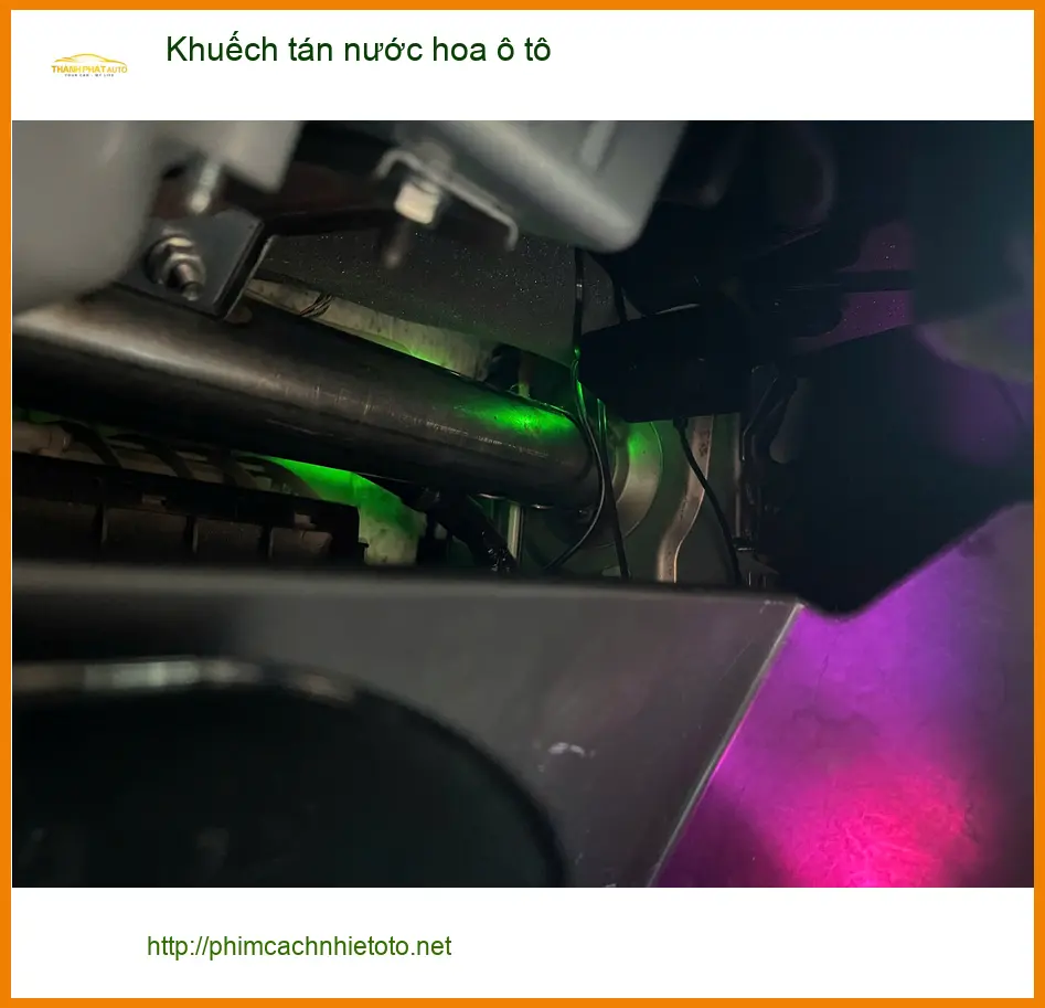 Anh Thành lắp Khuếch tán nước hoa ô tô Honda CRV tại Quận Bình Thạnh để xe luôn thơm mát ảnh thực tế 2