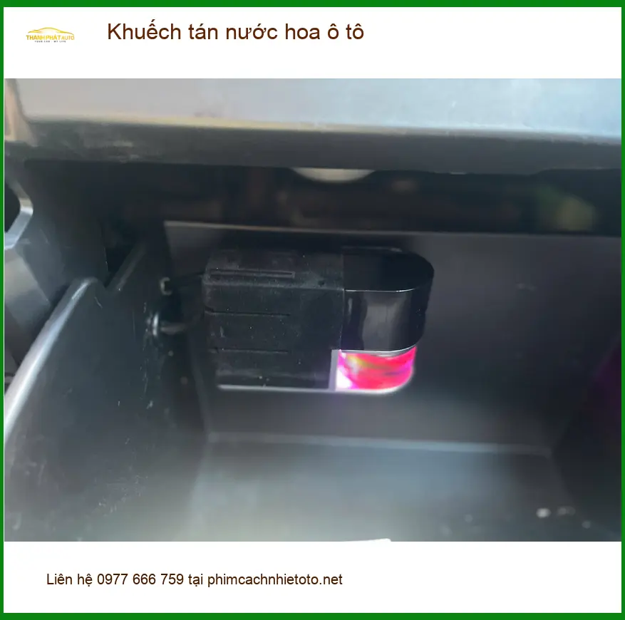 Chị Minh Anh lắp khuếch tán nước hoa ô tô Hyundai Creta khử mùi tại Quận 5 ảnh thực tế 2