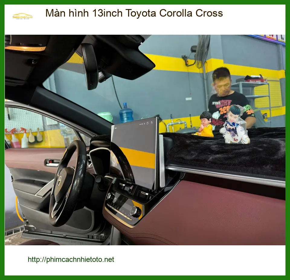 Chị Thư lắp màn hình 13inch Toyota Corolla Cross Quận 4 vì màn zin không sắc nét