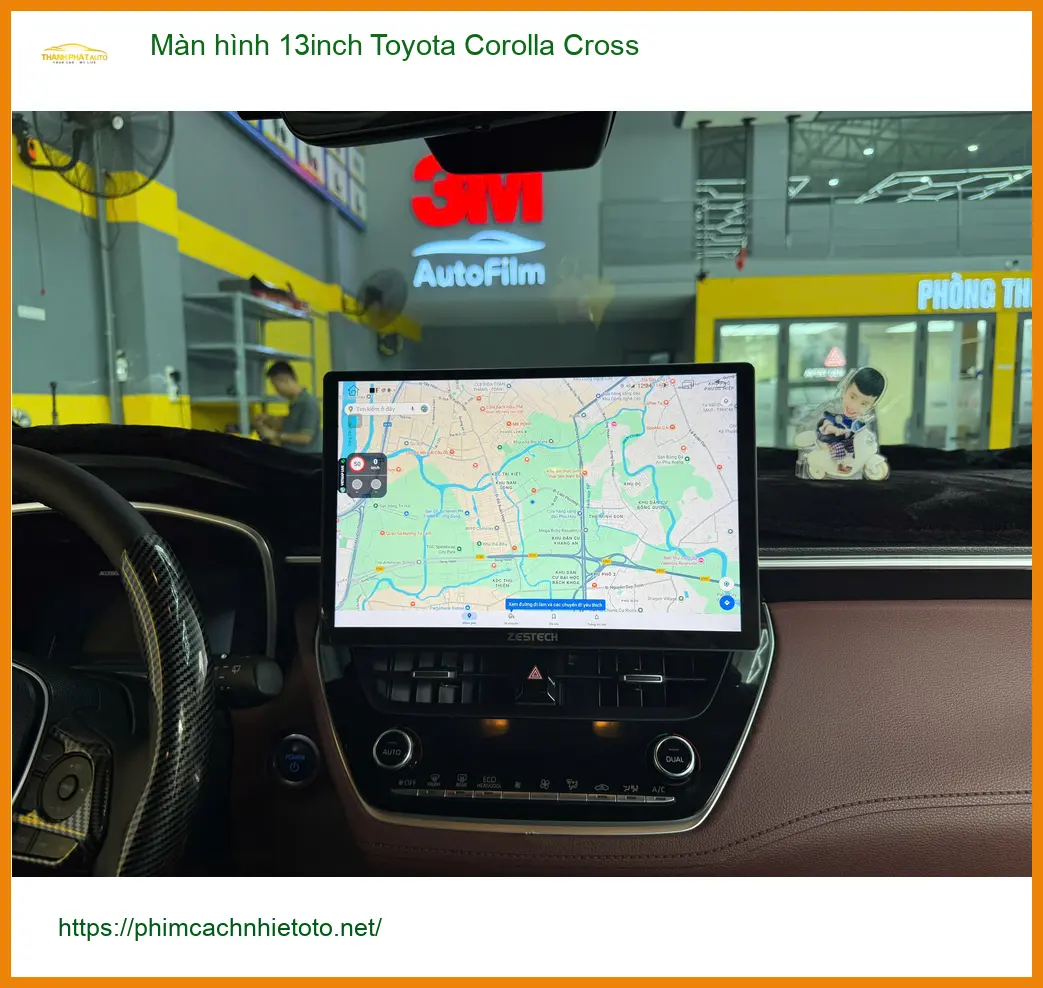 Chị Thư lắp màn hình 13inch Toyota Corolla Cross Quận 4 vì màn zin không sắc nét ảnh thực tế 2