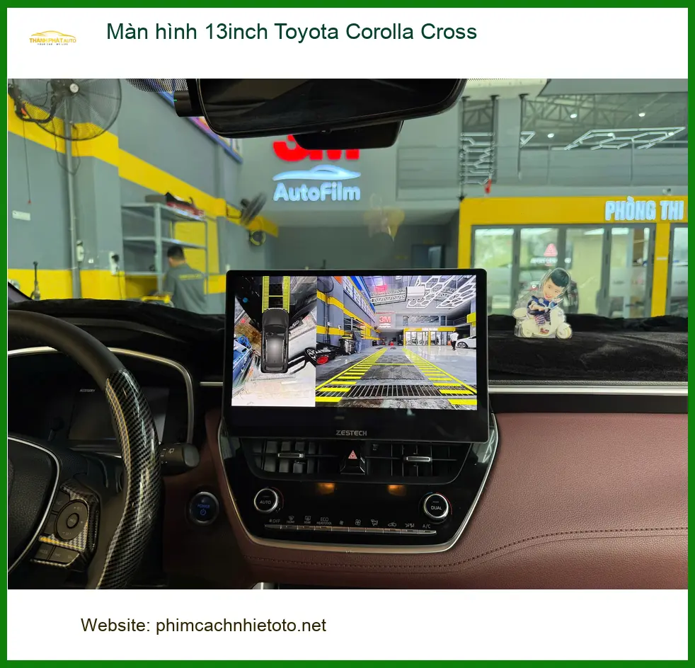 Chị Thư lắp màn hình 13inch Toyota Corolla Cross Quận 4 vì màn zin không sắc nét ảnh thực tế 4