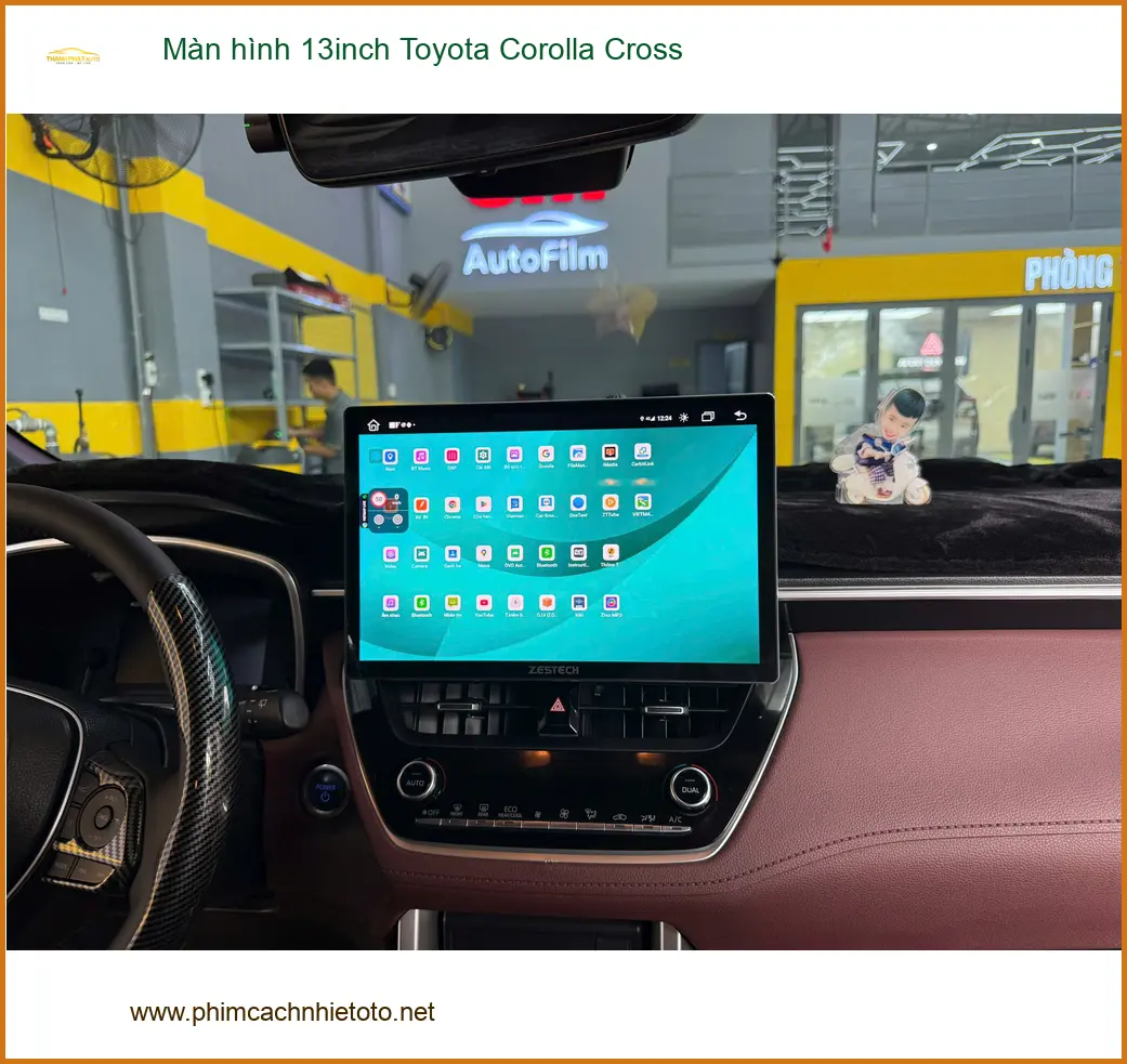Chú Bình nâng cấp màn hình 13inch Toyota Corolla Cross tại Quận 2 để giải trí tốt hơn