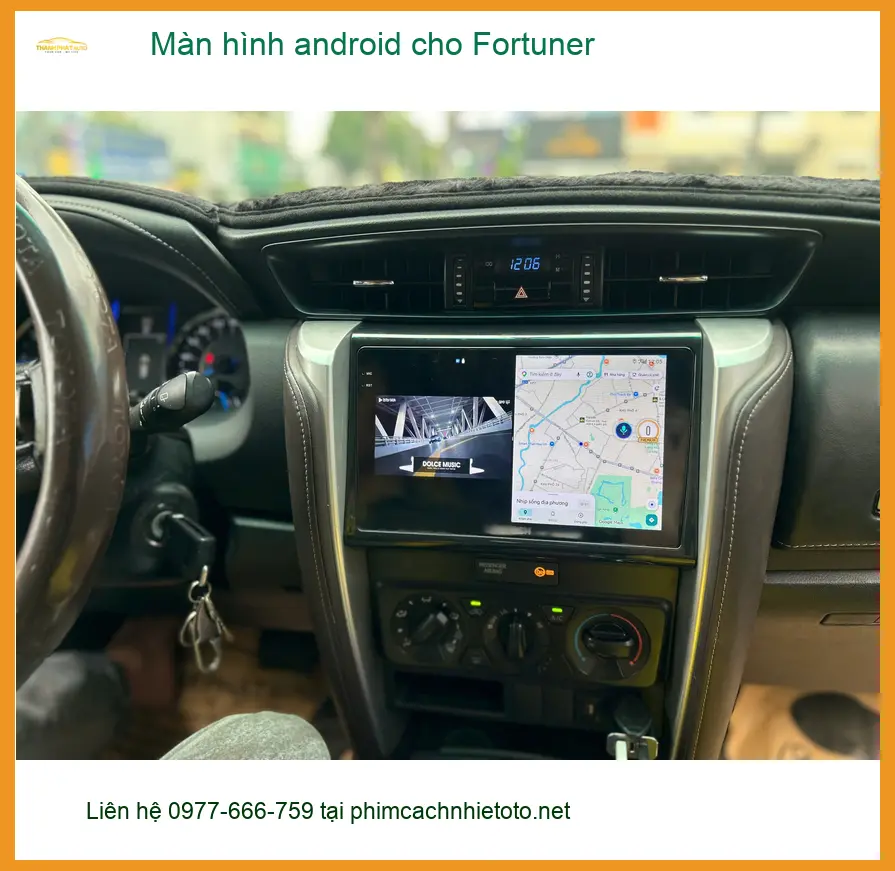 Chị Lan Anh lắp màn hình Android cho Fortuner tại Thủ Đức để định vị đường đi.