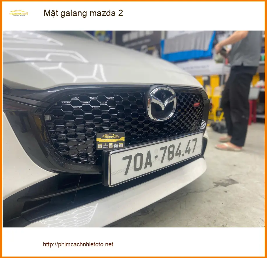 Anh Khải độ mặt galang Mazda 2 tại Quận 2 để xe trông thể thao hơn