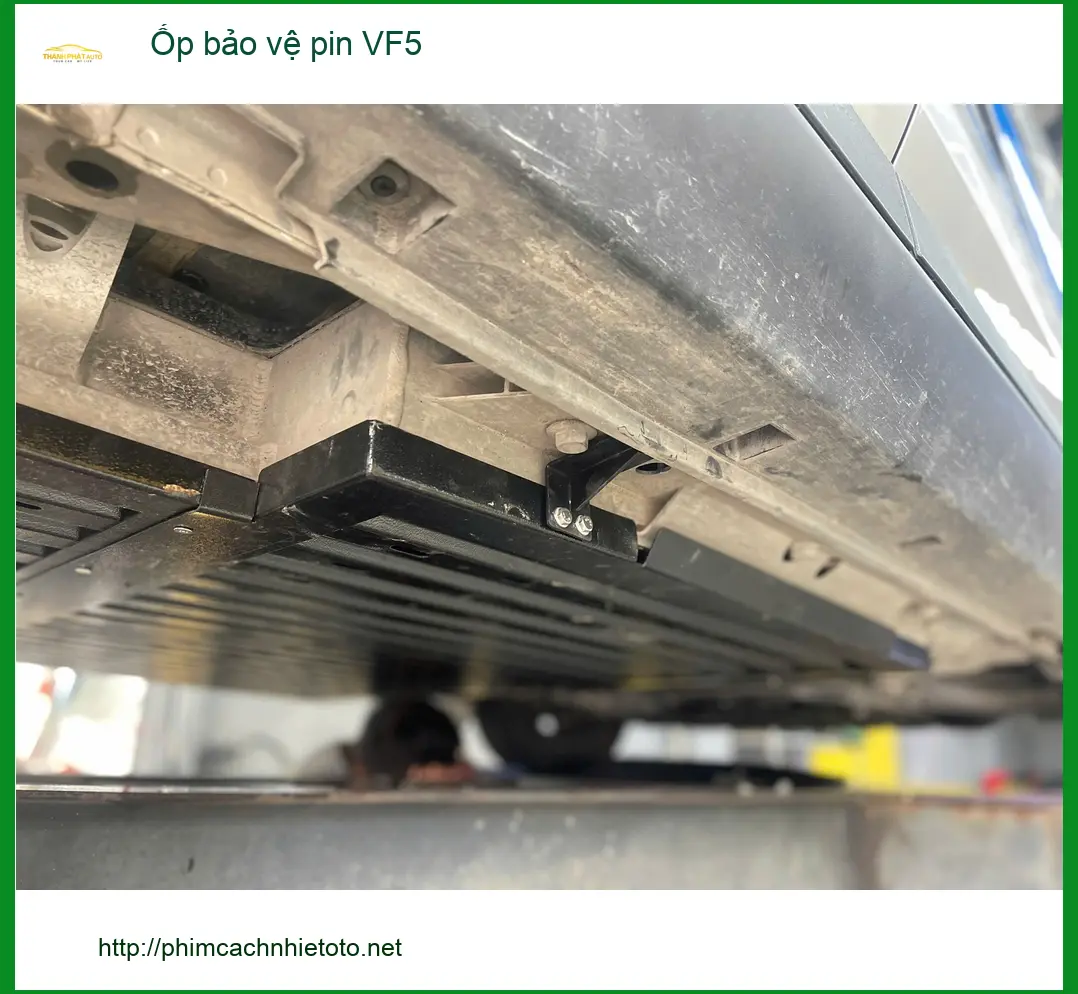 Chị Thảo lắp ốp bảo vệ pin VinFast VF5 tại Quận Phú Nhuận để tránh va đập hư hại