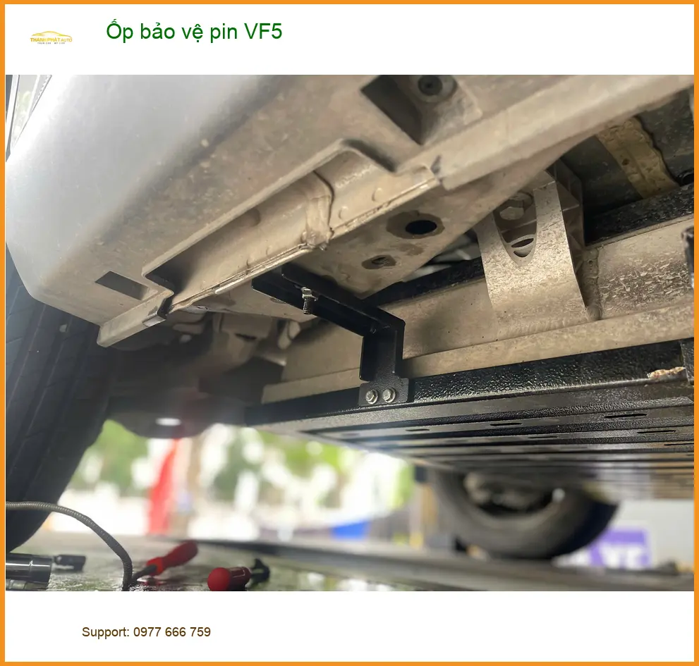 Chị Thảo lắp ốp bảo vệ pin VinFast VF5 tại Quận Phú Nhuận để tránh va đập hư hại ảnh thực tế 2