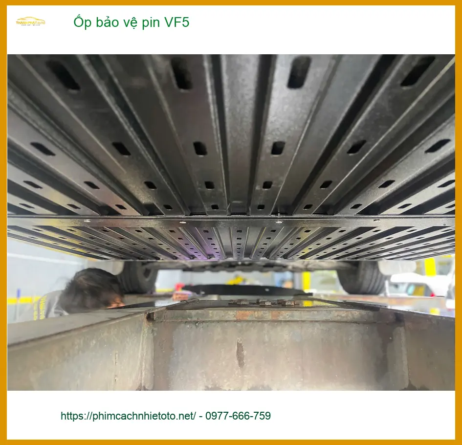 Anh Minh lắp ốp bảo vệ pin VinFast VF5 tại Quận Bình Thạnh để tránh va đập