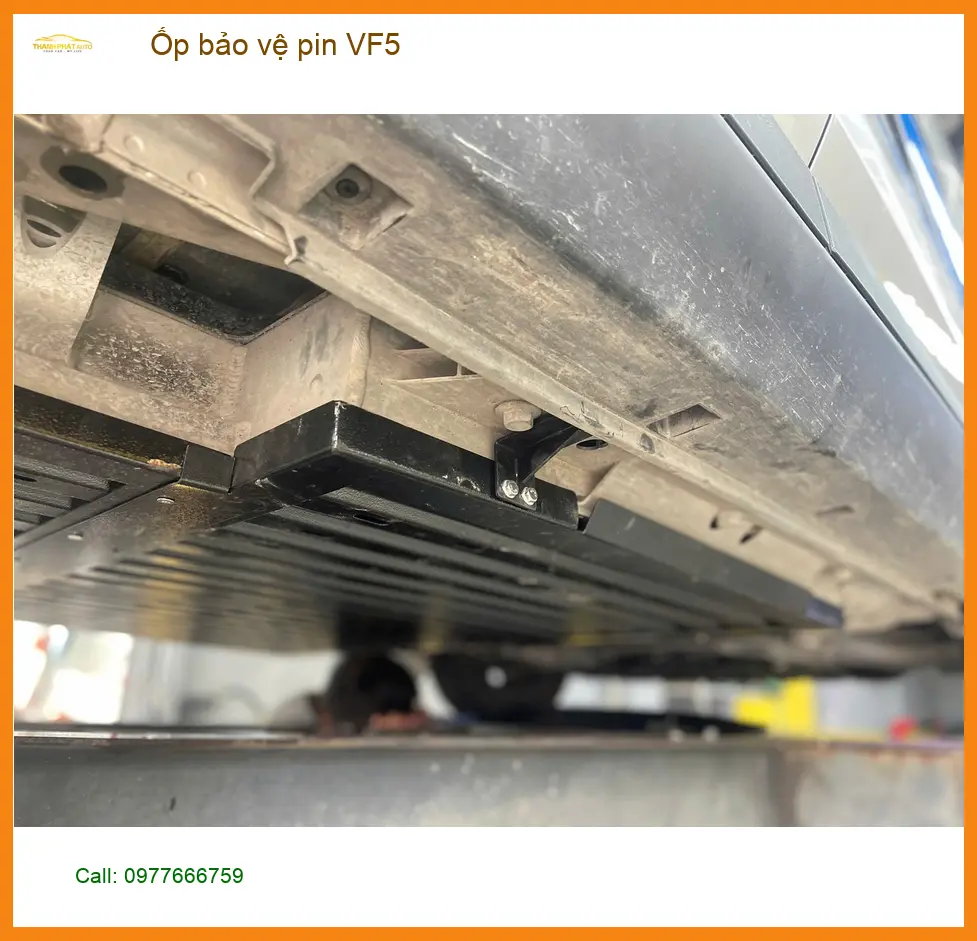 Anh Minh lắp ốp bảo vệ pin VinFast VF5 tại Quận Bình Thạnh để tránh va đập ảnh thực tế 2