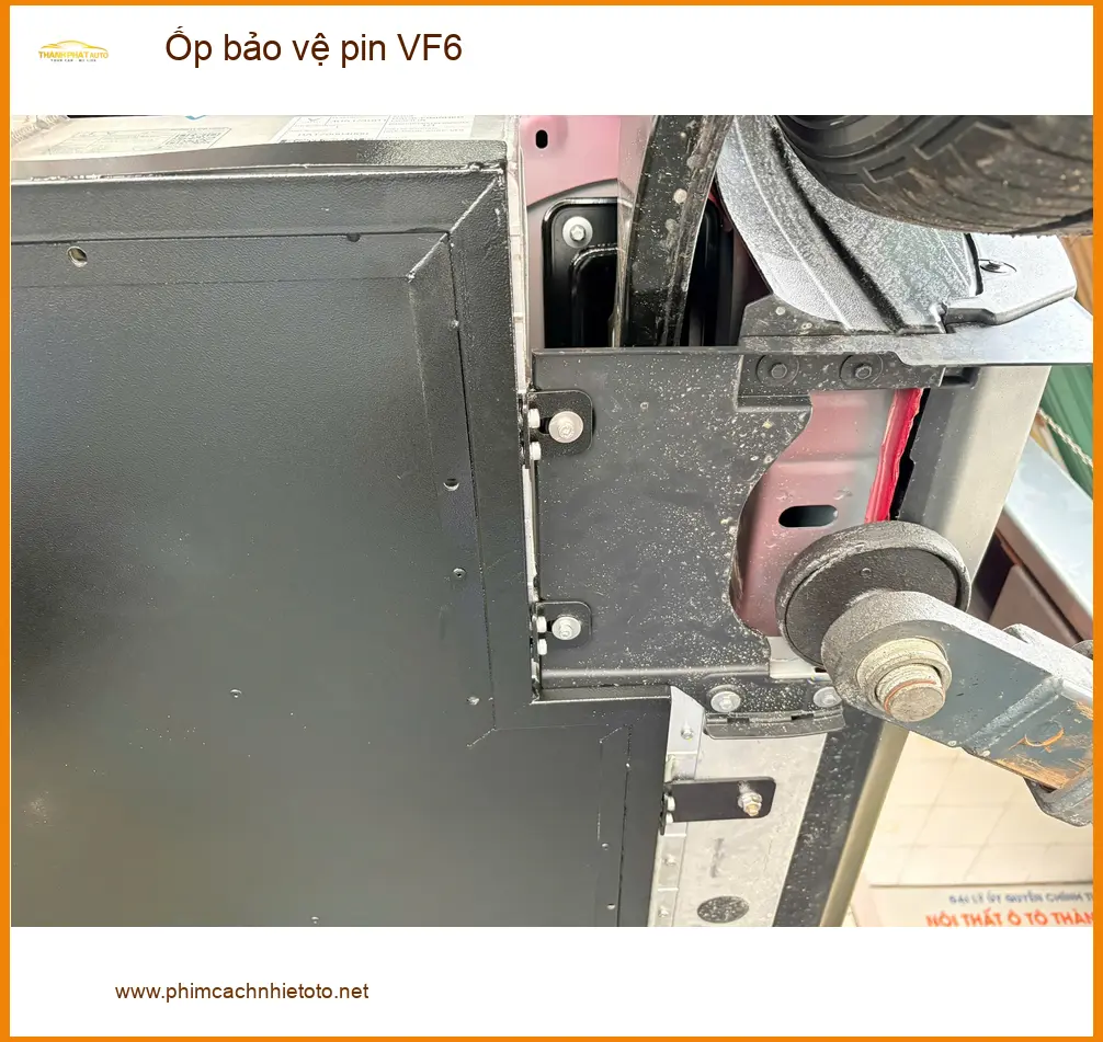 Anh Long lắp Ốp bảo vệ pin VF6 Quận 10, tránh nước bắn vào gầm ảnh thực tế 4