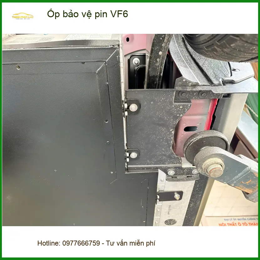 Anh Hưng lắp ốp bảo vệ pin cho VinFast VF6 tại Quận 2 để bảo vệ khỏi va chạm