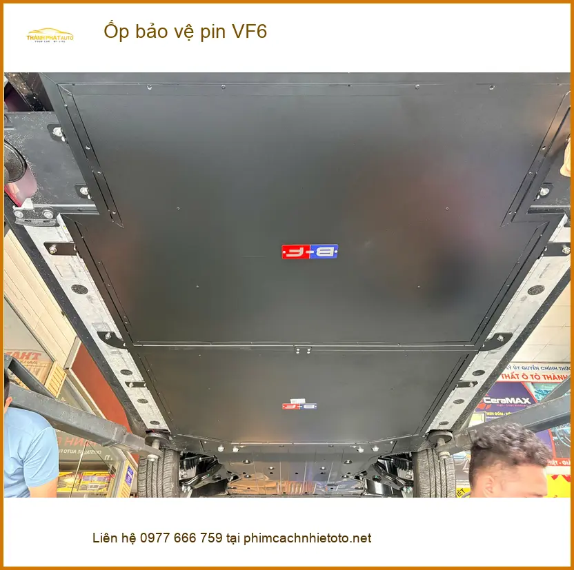 Anh Hưng lắp ốp bảo vệ pin cho VinFast VF6 tại Quận 2 để bảo vệ khỏi va chạm ảnh thực tế 2