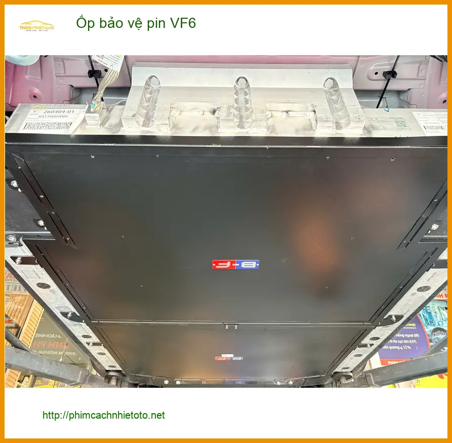 Anh Hưng lắp ốp bảo vệ pin cho VinFast VF6 tại Quận 2 để bảo vệ khỏi va chạm ảnh thực tế 4