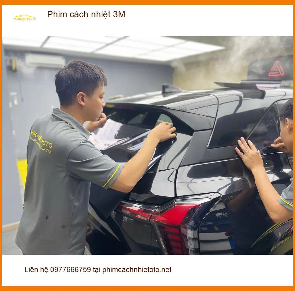 Chị Mai Anh dán phim cách nhiệt 3M cho Hyundai Accent tại Quận Bình Thạnh để chống nóng mùa hè