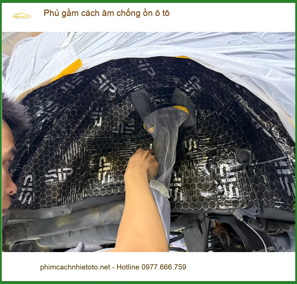 Chị Thảo phủ gầm cách âm chống ồn cho Hyundai Santa Fe tại Quận 9 để giảm tiếng ồn xe