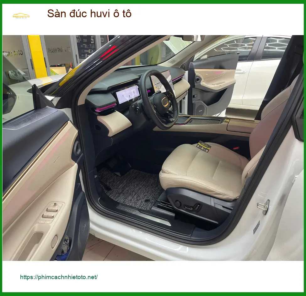 Anh Long lắp sàn đúc huvi ô tô Honda CRV tại Quận 2 cho nội thất sạch sẽ