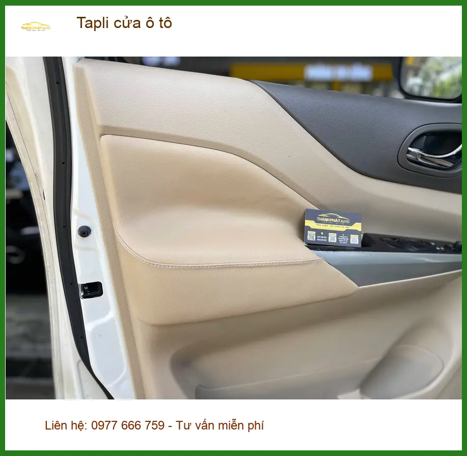 Chị Mai bọc tapli cửa ô tô VinFast Lux A2.0 tại Quận 2.
