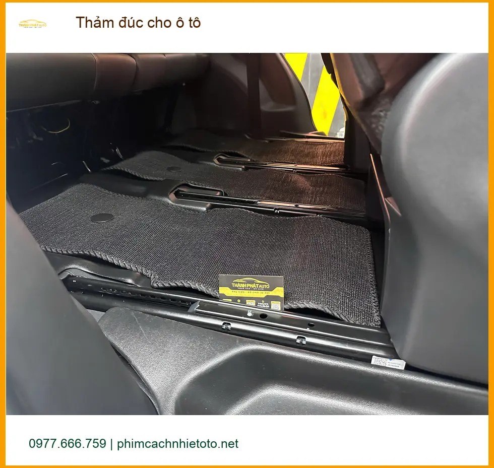 Chị Thanh lắp thảm đúc cho ô tô Mitsubishi Outlander tại Quận 2 để giữ xe luôn sạch đẹp