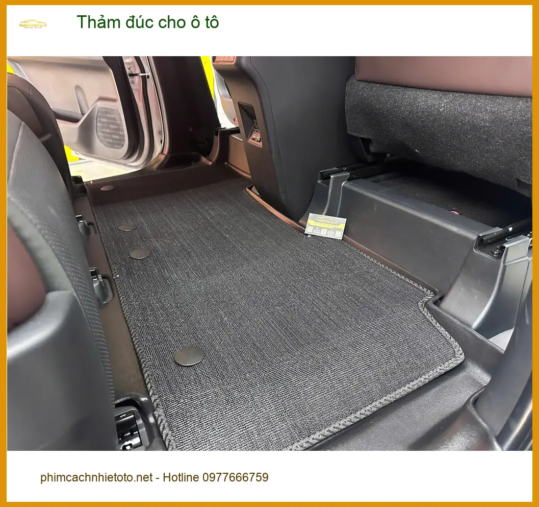 Chị Thanh lắp thảm đúc cho ô tô Mitsubishi Outlander tại Quận 2 để giữ xe luôn sạch đẹp ảnh thực tế 2