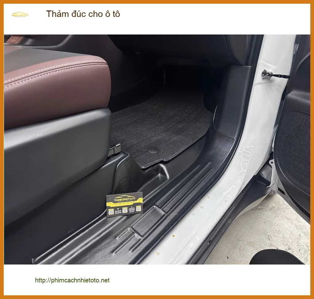 Chị Thanh lắp thảm đúc cho ô tô Mitsubishi Outlander tại Quận 2 để giữ xe luôn sạch đẹp ảnh thực tế 3
