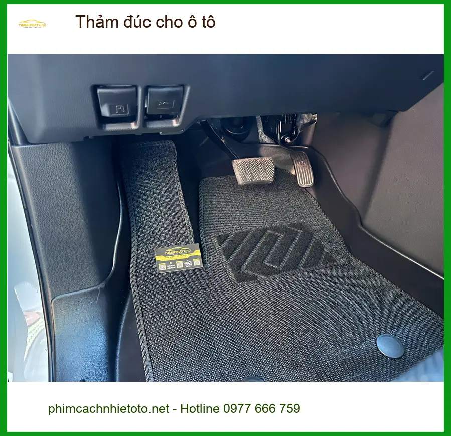 Chị Thanh lắp thảm đúc cho ô tô Mitsubishi Outlander tại Quận 2 để giữ xe luôn sạch đẹp ảnh thực tế 4